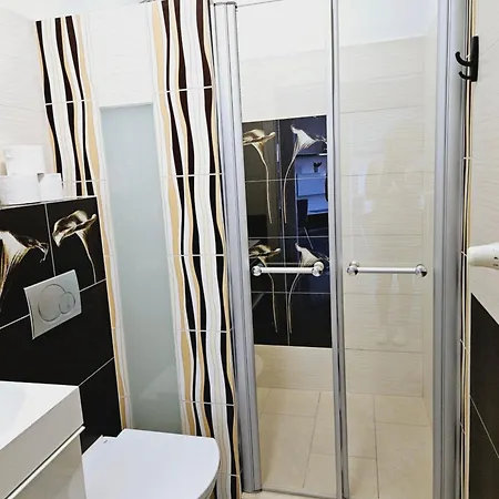 5 Pietro Apartamentowca W Sercu Poznania פוזנן